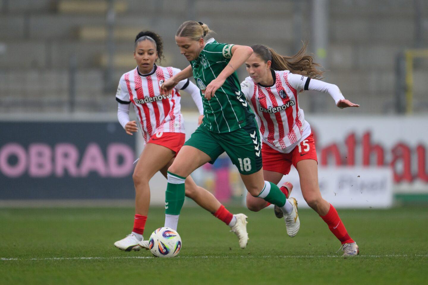 Zażarta walka w meczu pomiędzy Freiburgiem a Werderem Brema na Dreisamstadion. To spotkanie rozgrywane w ramach Frauen Bundesligi.