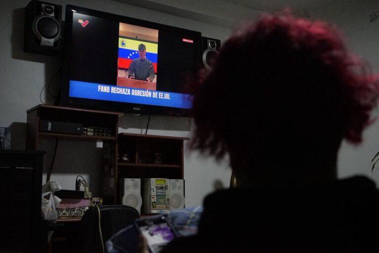 Wenezuela. Kobieta ogląda w telewizorze wystąpienie ministra obrony Vladimira Padrino Lópeza tuż po tym, jak Amerykanie przeprowadzili atak na Caracas i zatrzymali tamtejszego przywódcę Nicolasa Maduro