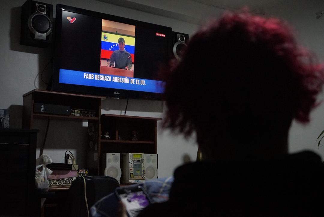 Wenezuela. Kobieta ogląda w telewizorze wystąpienie ministra obrony Vladimira Padrino Lópeza tuż po tym, jak Amerykanie przeprowadzili atak na Caracas i zatrzymali tamtejszego przywódcę Nicolasa Maduro