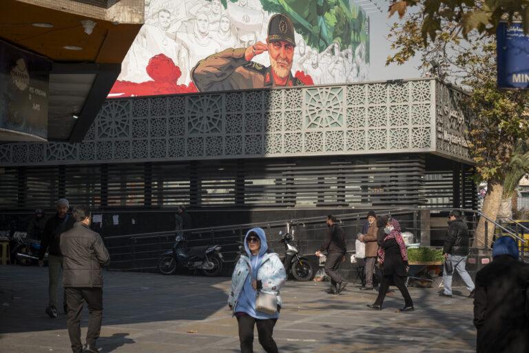 Ulica w Teheranie, stolicy Iranu. W tle widać billboard z symbolicznym wizerunkiem byłego dowódcy Korpusu Strażników Rewolucji Islamskiej Sił Al-Kuds, generała dywizji Kasema Sulejmaniego, zabitego przez Amerykanów w 2020 roku
