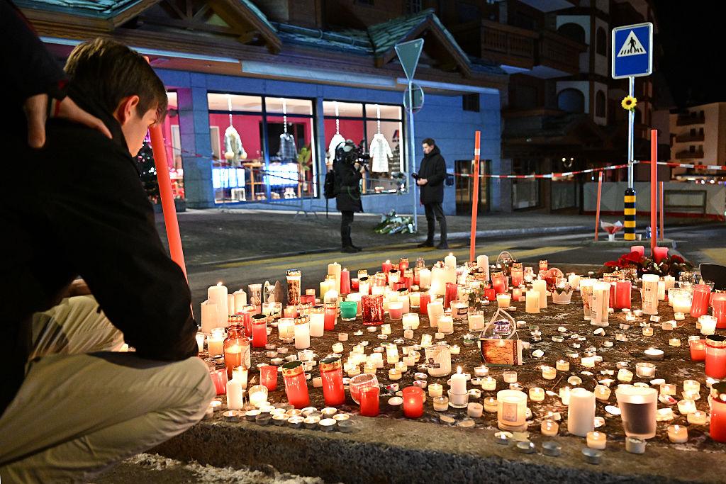 Znicze przed miejscem tragedii