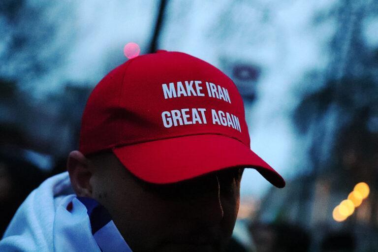 Osoba w czapce z napisem Make Iran Great Again
