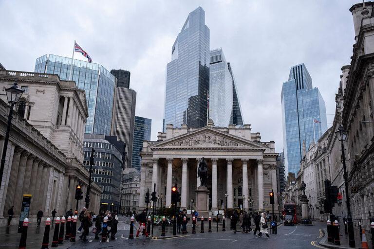 Nowoczesne biurowce i zabytkowe budynki w centrum Londynu