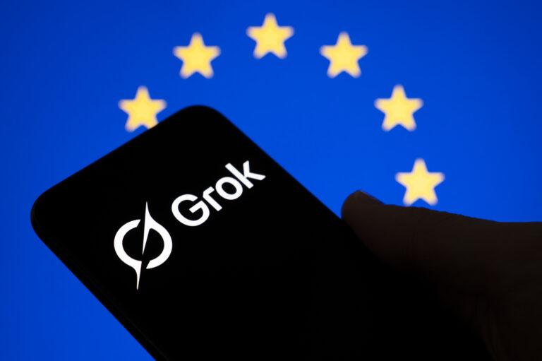 Logo chatbota AI Grok, w tle flaga Unii Europejskiej