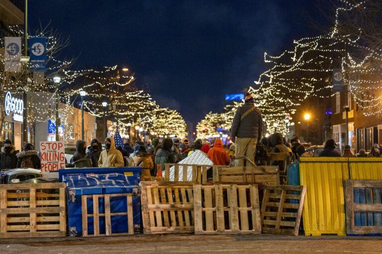 Minneapolis w USA. W mieście nasilają się protesty po tym, jak służby federalne postrzeliły jednego z protestujących