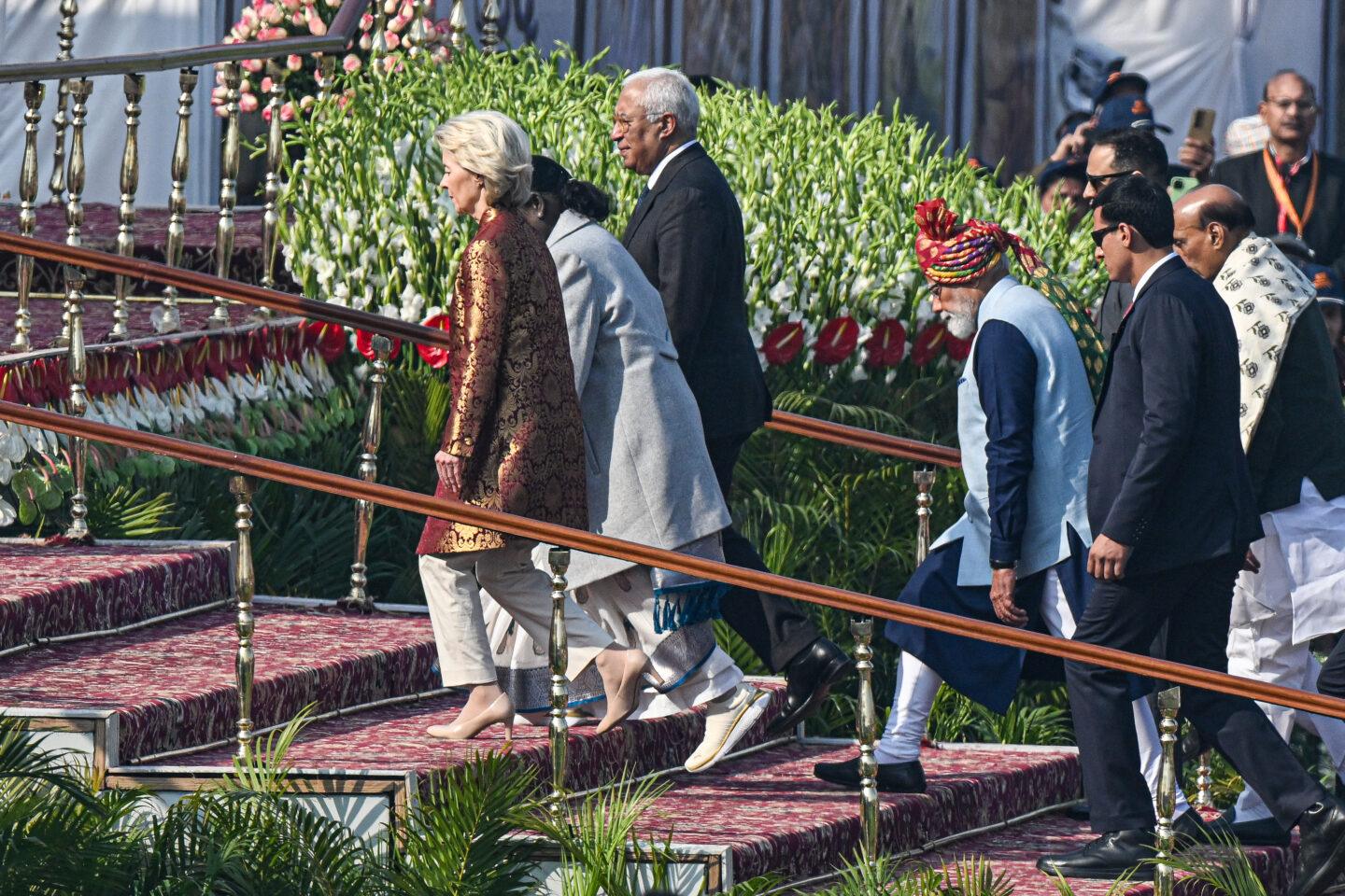 Grupa osób idąca po schodach, w tym UIrsula von der Leyen, Antonio Costa, Droupadi Murmu i Narendra Modi