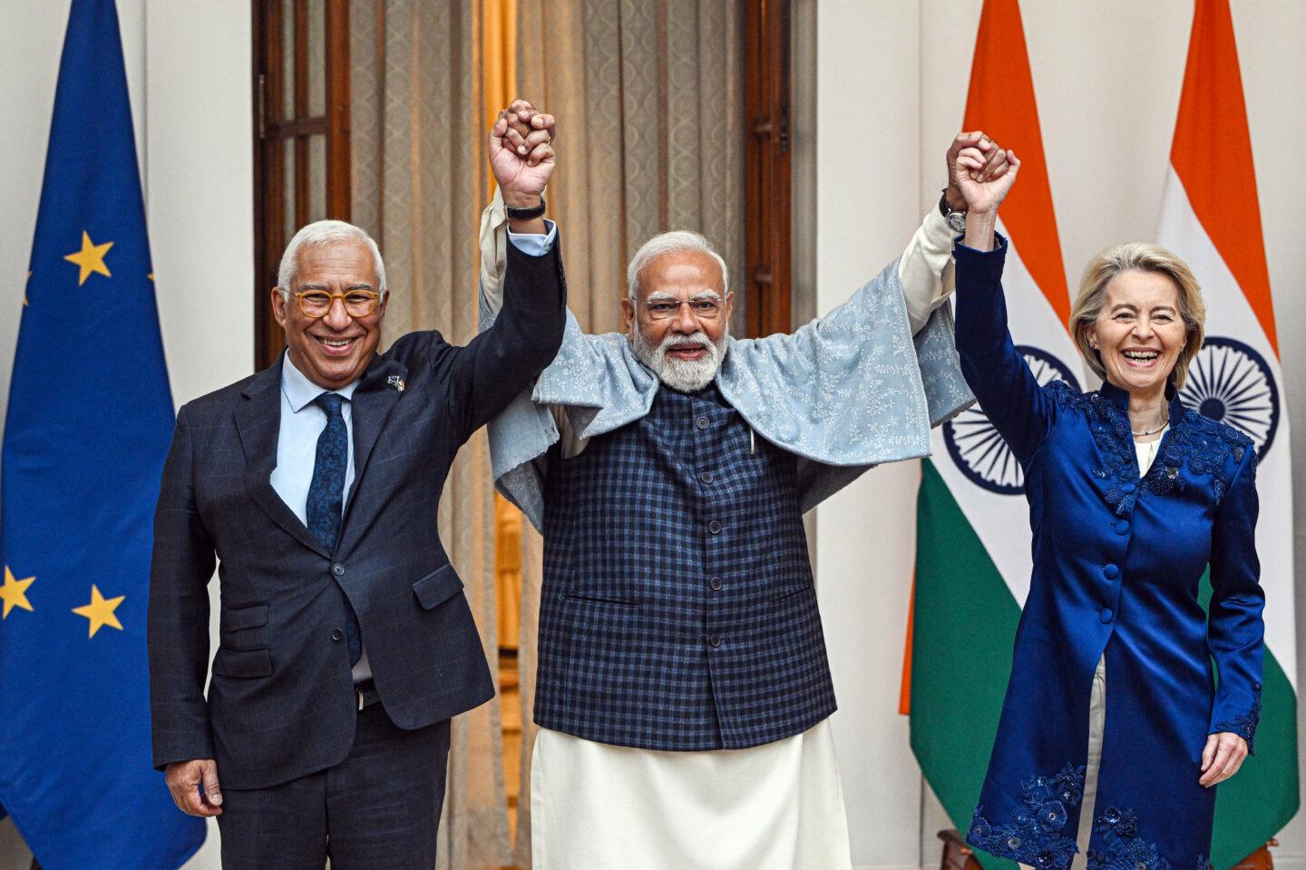 Przewodniczący Rady Europejskiej Antonio Costa, premier Indii Narendra Modi oraz szefowa Komisji Europejskiej Ursula von der Leyen w trakcie szczytu w Delhi.