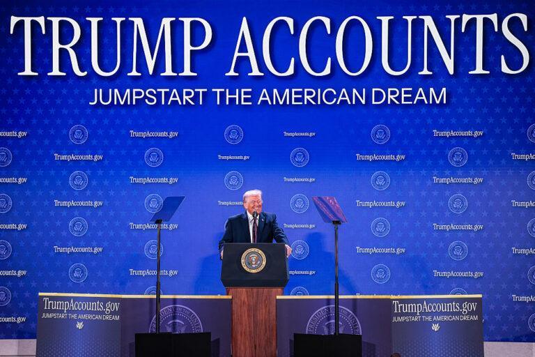 Donald Trump na scenie w trakcie prezentacji programu Trump Accounts
