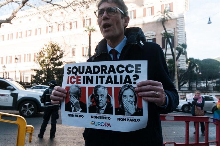 Uczestnik protestów przeciw obecności ICE we Włoszech