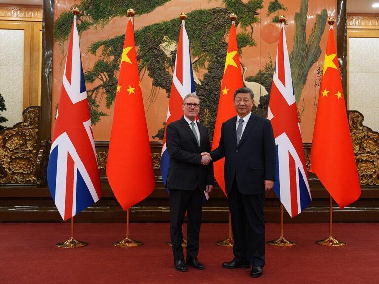 Keir Starmer i Xi Jinping na tle flag obydwu państw