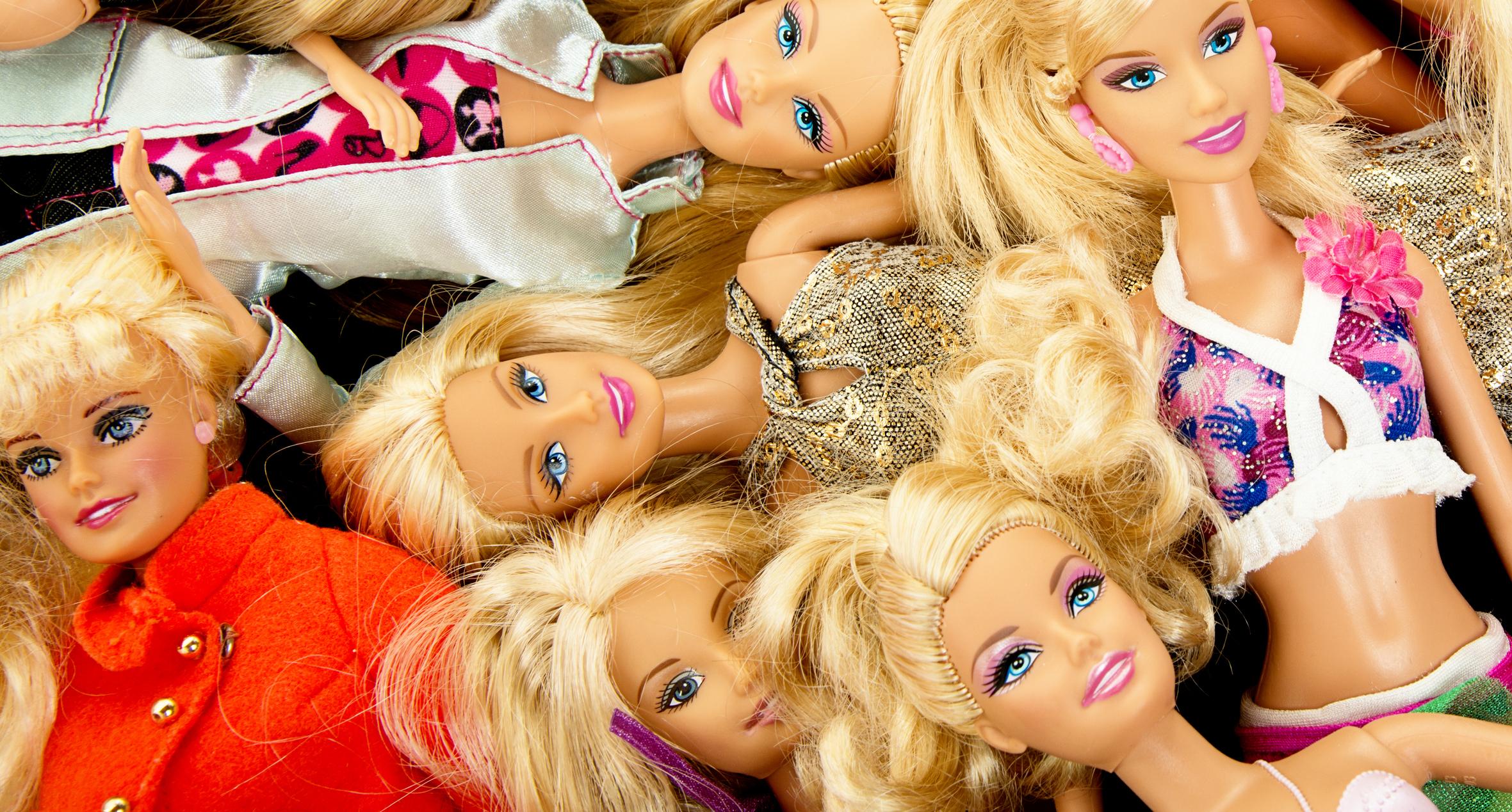 barbie-jako-procedura-jak-powstaje-i-trwa-mit-barbielandu-recenzja-xyz