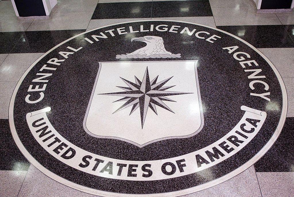 logo CIA na podłodze jej siedziby