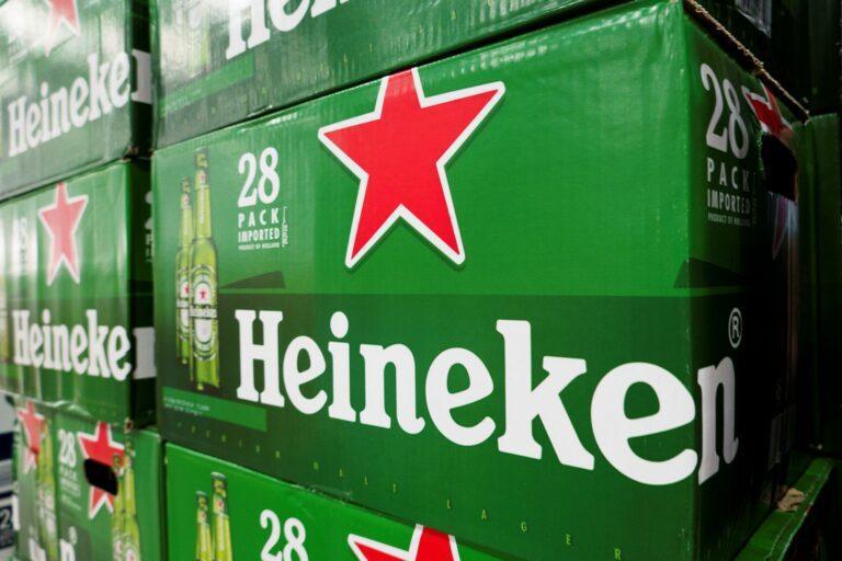 Kartony z piwem Heineken