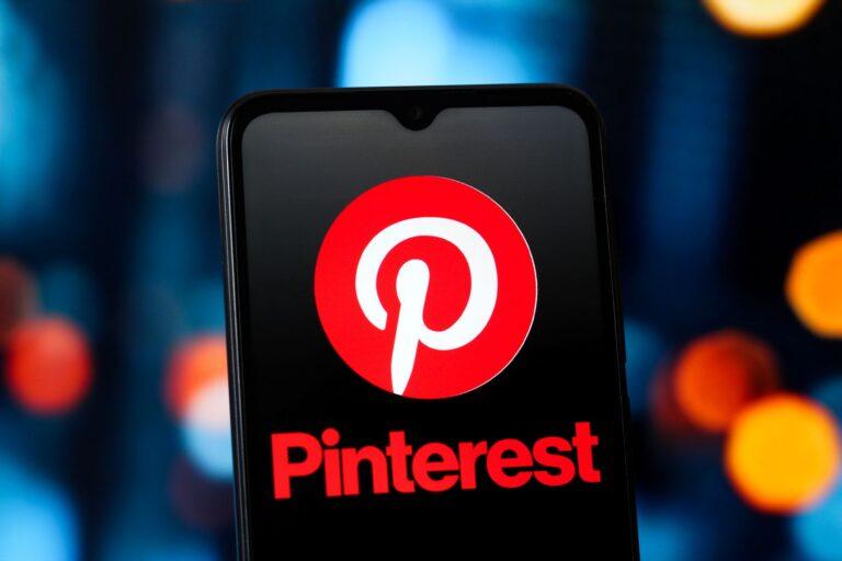 Logo Pinterest na ekranie smartfona