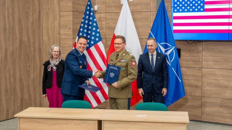 Uroczystość podpisania listu intencyjnego pomiędzy Dowództwem Komponentu Wojsk Obrony Cyberprzestrzeni a U.S. European Command