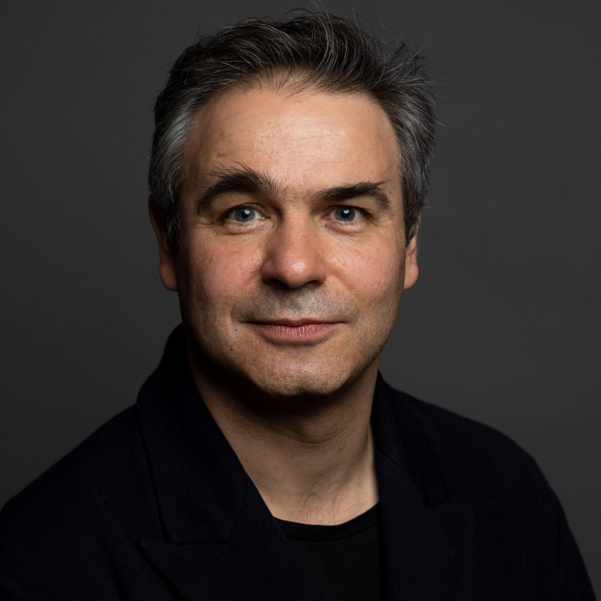 Mark Leonard jest współzałożycielem i dyrektorem European Council on Foreign Relations (ECFR) i od ponad dwóch dekad zajmuje się badaniem sposobów, w jakie państwa adaptują się do świata rosnącej rywalizacji systemowej. 