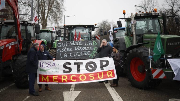 Rolnicy z banerami 'Stop Mercosur" w Strasburgu