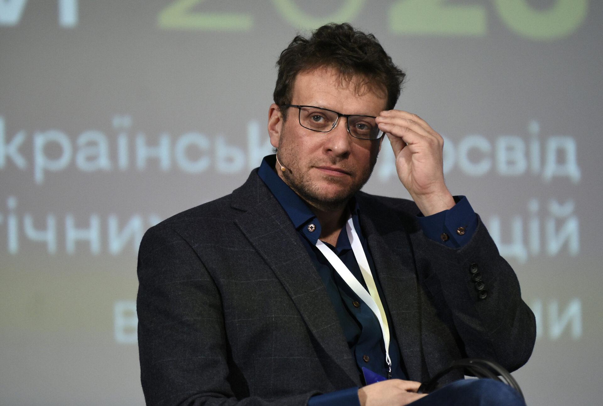 Peter Pomerantsev jako producent telewizyjny pracujący w Rosji obserwował narodziny systemu medialnego, w którym propaganda przestała opierać się na jednej spójnej ideologii. Dzięki temu ma unikalny pogląd na temat propagandy i dezinformacji, ponieważ na własne oczy widział jak jej mechanizmy działają