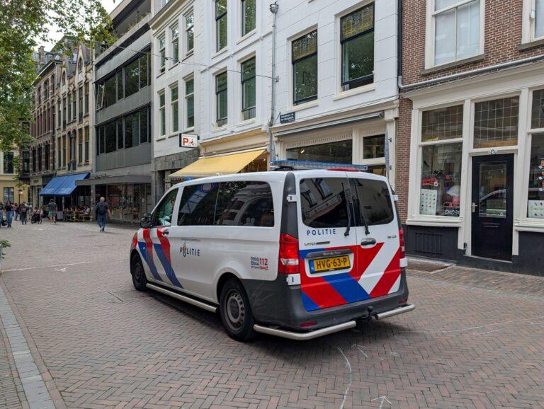 Policyjny radiowóz w centrum Utrechtu