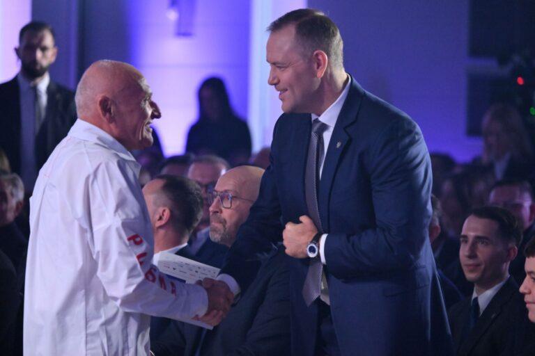 Prezydent RP Karol Nawrocki (P) i Czesław Lang (L), attache olimpijskiej reprezentacji Polski,
