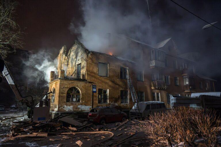 Zniszczenia po rosyjskim nalocie na Kijów