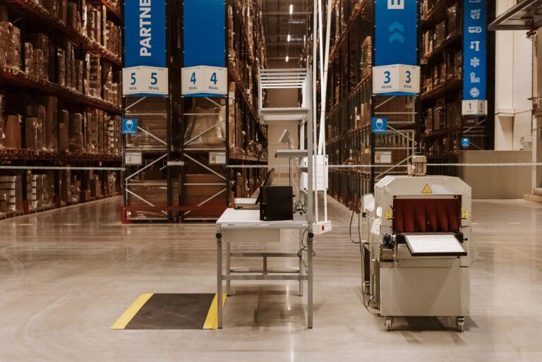 Magazyn części zamiennych Hisense, zbudowany przez SUUS