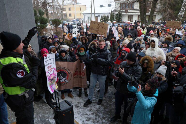 Uczestnicy pikiety w obronie psów ze schroniska dla zwierząt "Happy Dog" w miejscowości Sobolew