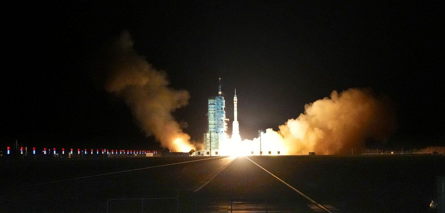 Nocny start chińskiej rakiety