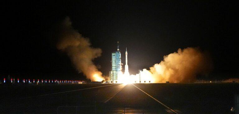 Nocny start chińskiej rakiety