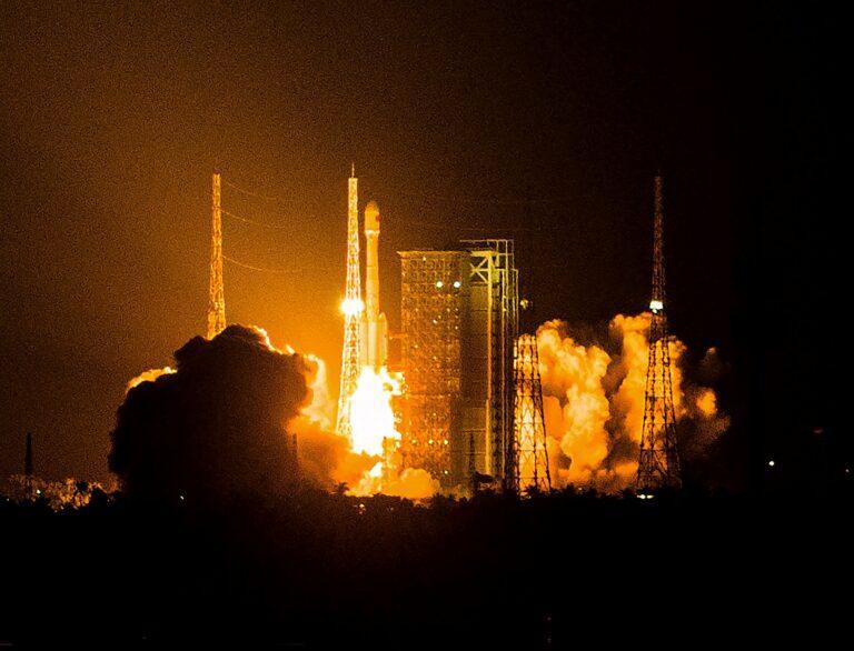 Nocny start rakiety kosmicznej