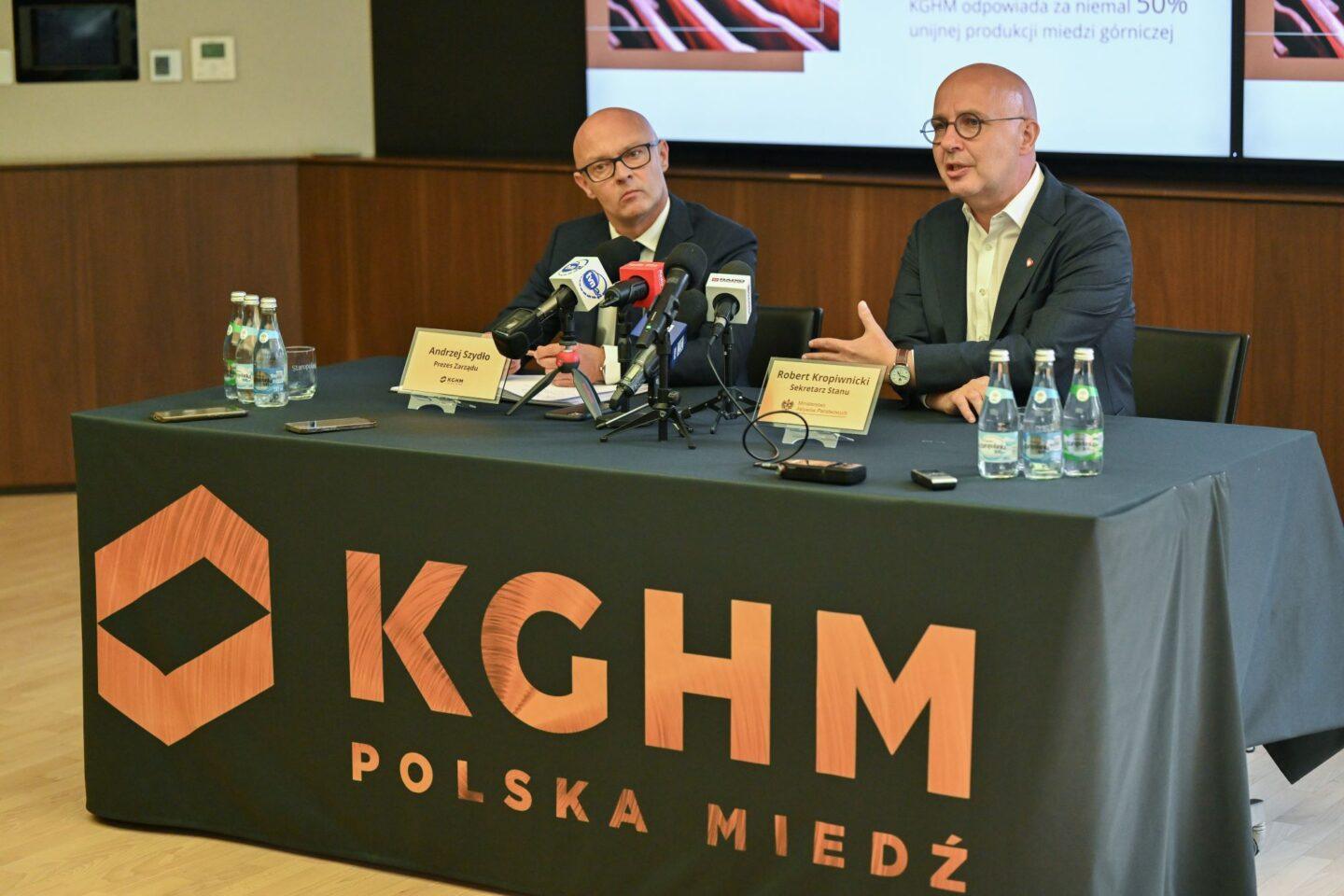Odwołany prezes KGHM Polska Miedź Andrzej Szydło (po lewej) i były wiceminister aktywów państwowych Robert Kropiwnicki (po prawej) podczas konferencji prasowej w siedzibie spółki w Lubinie
