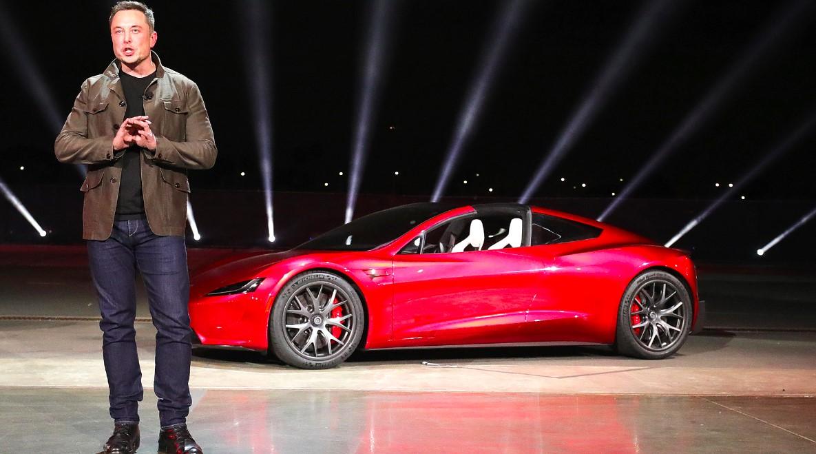 Elon Musk i czerwona Tesla Roadster II