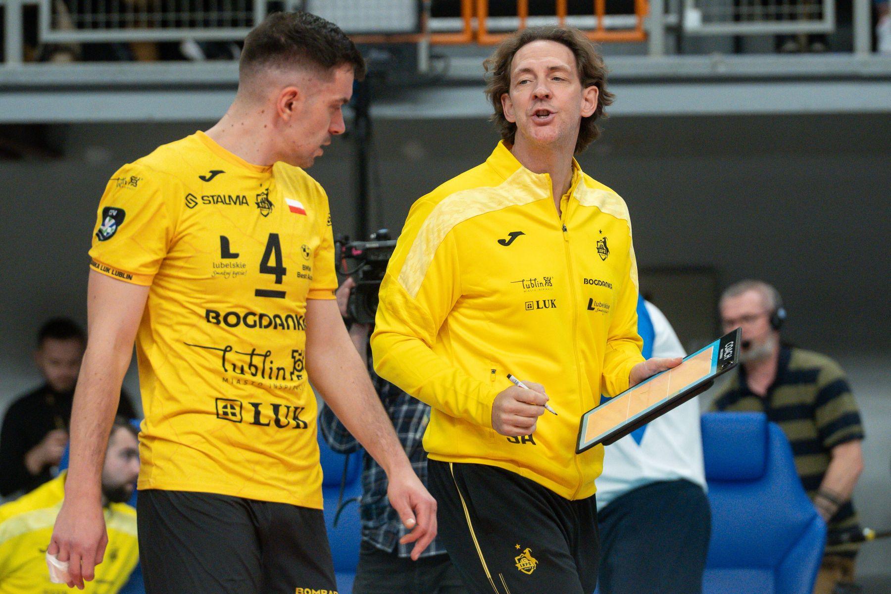Stephane Antiga (z prawej), nowy trener Bogdanki Luk Lublin, oraz Marcin Komenda, kapitan drużyny.