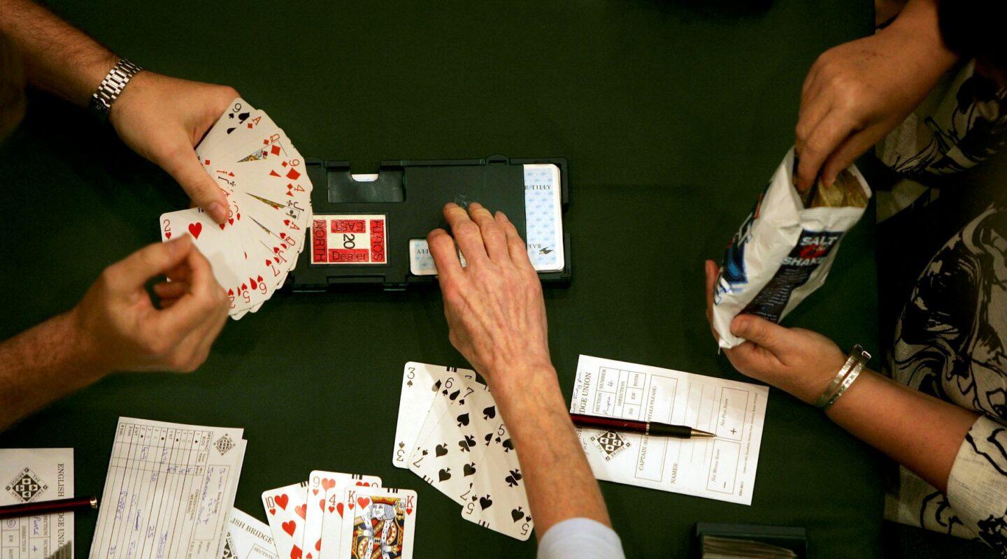 Ludzie grający w brydża