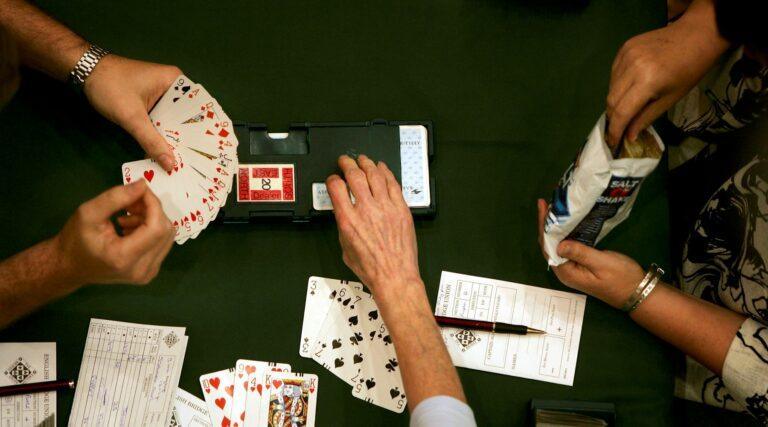 Ludzie grający w brydża