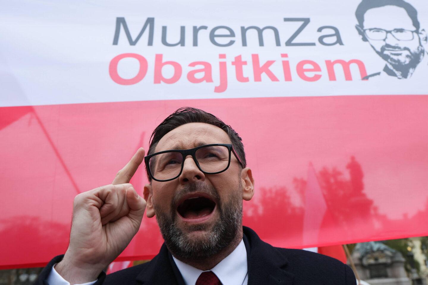 Daniel Obajtek przed budynkiem Prokuratury Regionalnej w Warszawie na demonstracji poparcia dla niego