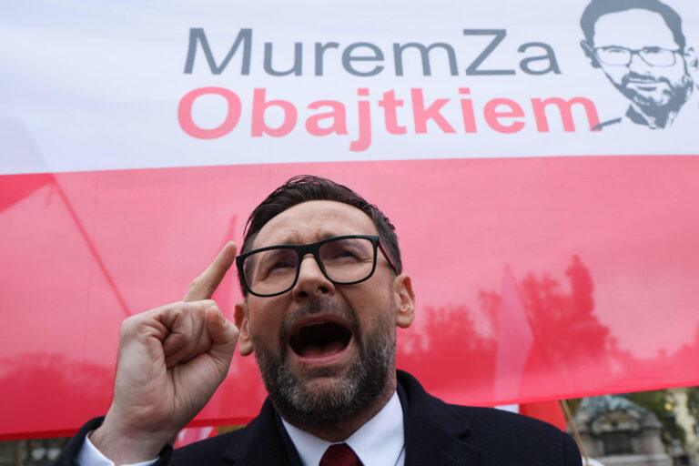 Daniel Obajtek przed budynkiem Prokuratury Regionalnej w Warszawie na demonstracji poparcia dla niego