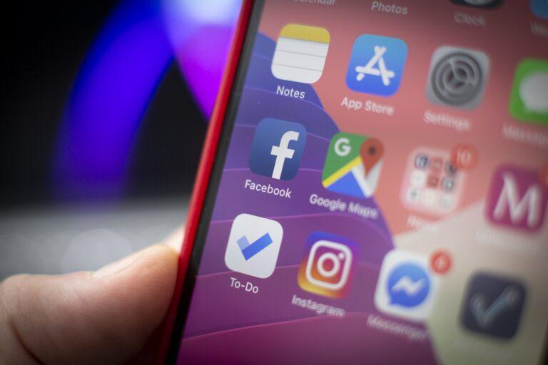 Telefon z aplikacjami: Facebook, Instagram