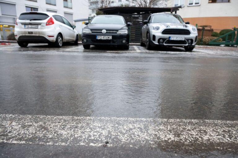 Gołoledź na drodze