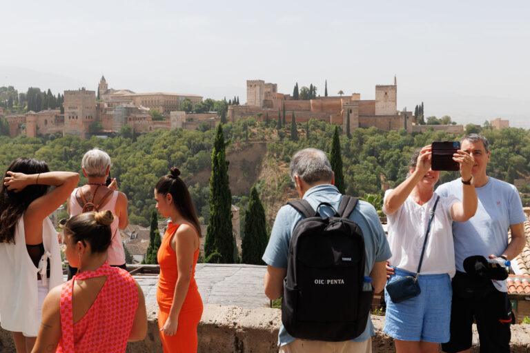 Protestująca przeciwko "zbyt dużym tłumom turystów" hiszpańska Granada