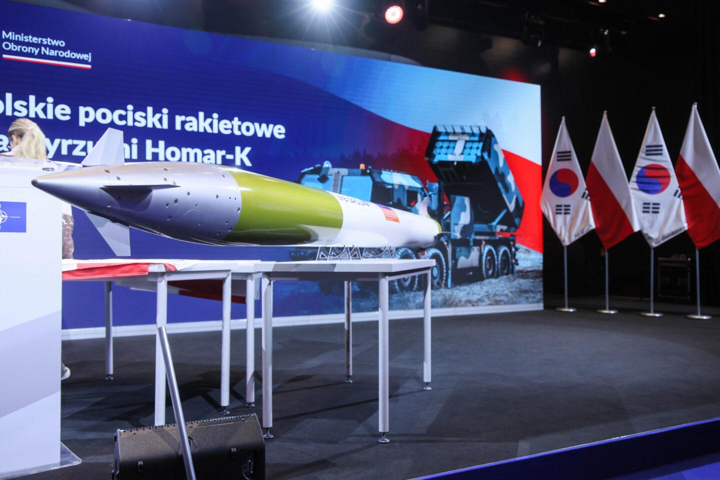 Pocisk rakietowy do wyrzutni HOMAR-K w trakcie podpisanie polsko-koreańskiej umowy