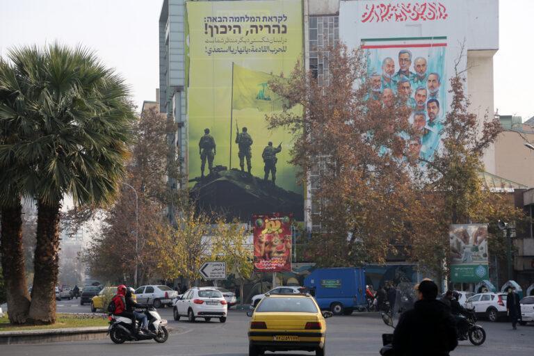 "Szykujcie się na kolejną wojnę" – brzmi napis w jęz. hebrajskim na banerze wywieszonym na Placu Palestyńskim w Teheranie