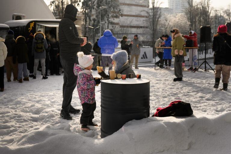 Gorąca herbata rozdawana mieszkańcom Kijowa. Miasto zmaga się z problemami z siecią energetyczną po rosyjskich atakach rakietowych, 24 stycznia 2026 r.