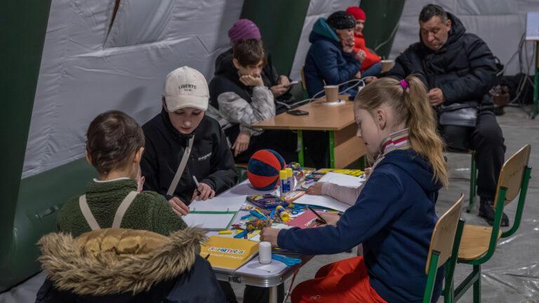 Mieszkańcy jednego z osiedli mieszkaniowych w Kijowie w namiotach rozstawionych przez Państwową Służbę ds. Sytuacji Nadzwyczajnych Ukrainy (DSNS)