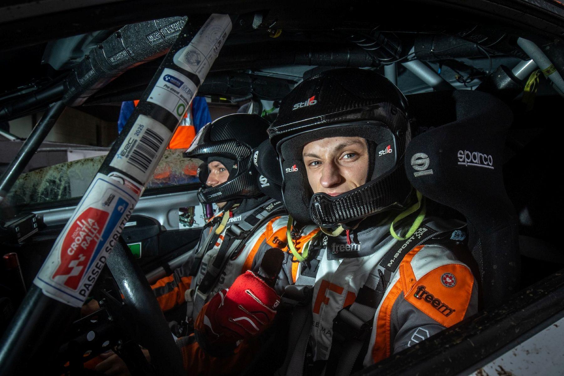 Adrian Rzeźnik, polski kierowca rajdowy w środku samochodu