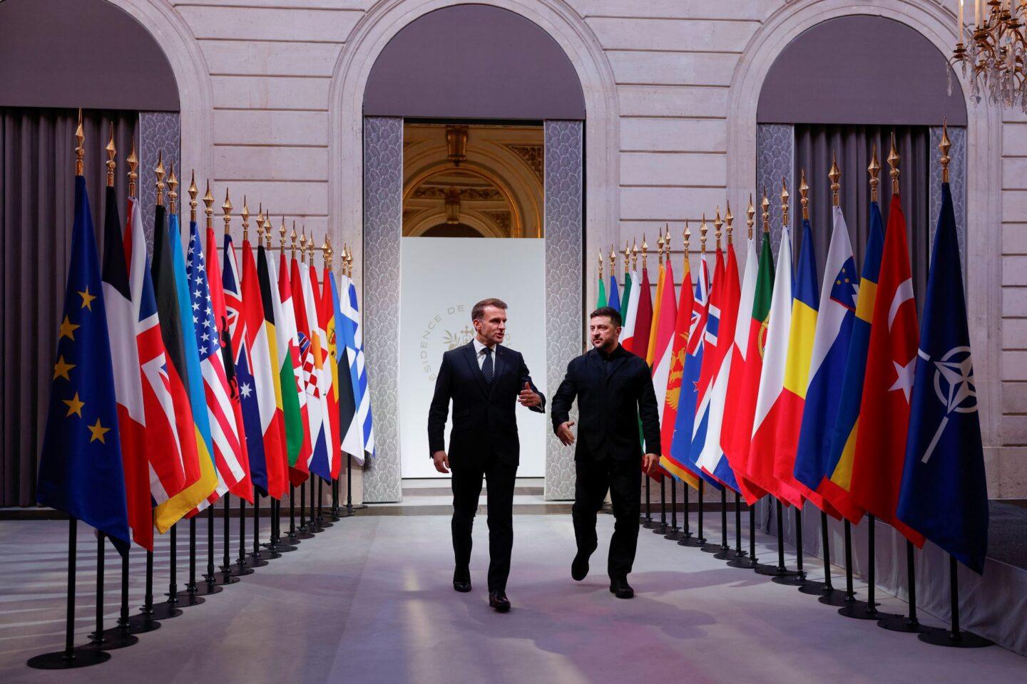 Prezydent Francji Emmanuel Macron (po lewej) i prezydent Ukrainy Wołodymyr Zełenski (po prawej)