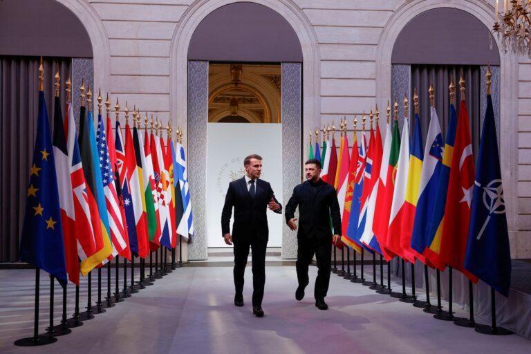 Prezydent Francji Emmanuel Macron (po lewej) i prezydent Ukrainy Wołodymyr Zełenski (po prawej)