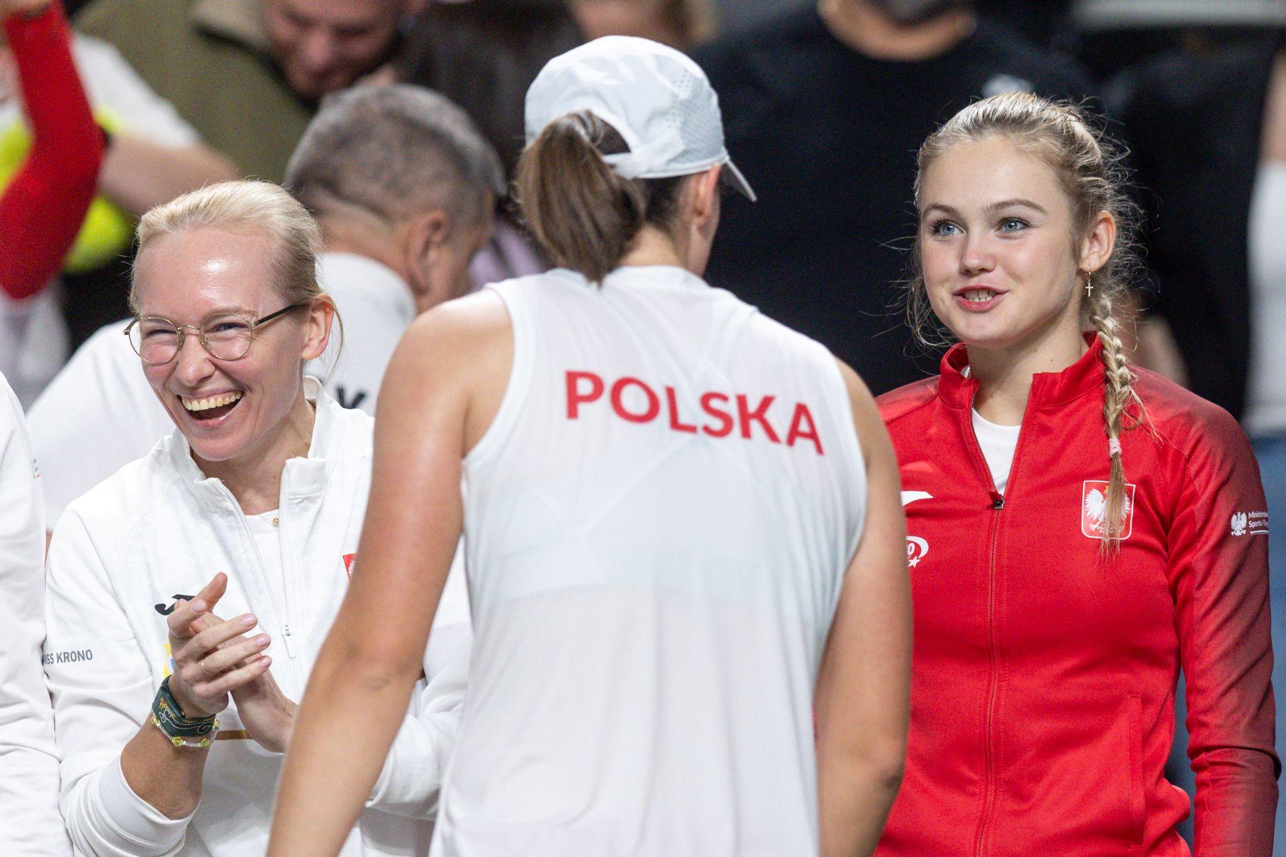 Linda Klimovicova w rozmowie z Igą Świątek podczas tenisowego meczu reprezentacji Polski.