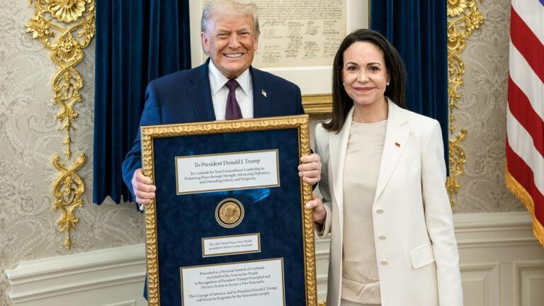 Od lewej prezydent Donald Trump i wenezuelska laureatka Pokojowej Nagrody Nobla Maria Corina Machado