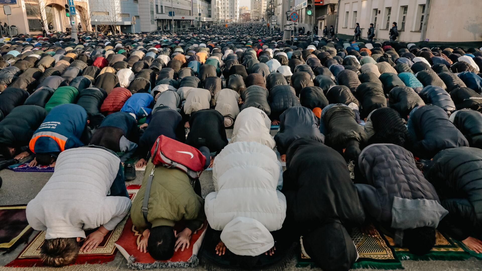 Tysiące muzułmanów, którzy nie zmieścili się w meczecie, modli się na ulicy w Moskwie w trakcie święta Id al-Fitr
